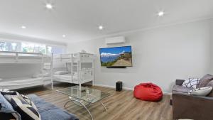 Nakarra - Spacious Family Beach Escape