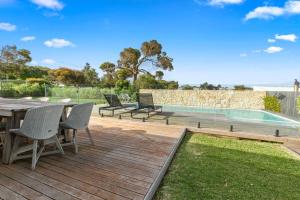 W on the Tree by the Ocean