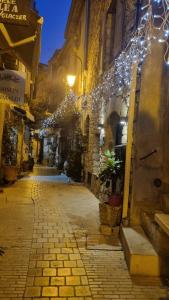 Appartements TOWNHOUSE MOUGINS in the old village, fantastic view, sea and mountains : photos des chambres