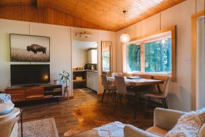Kootenay Lakeview Retreats - Forest Cabin
