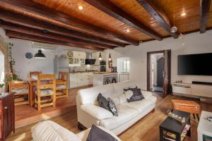 Holiday Home Meja Private Pool- Happy Rentals 