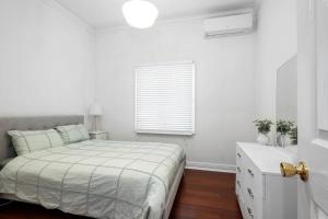 Super House, Super Host