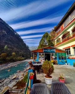 Pahadibucks Hotel and cafe