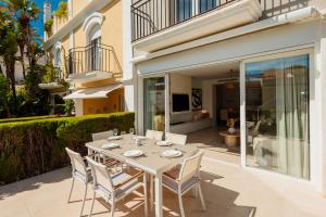 Holiday Home next to the beach, with private terrace, BBQ and incredible sea-view solarium
