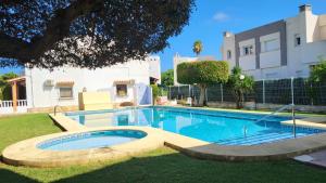La Casita Denia, charming 2BR Townhouse with shared Pool, 1km to Beach