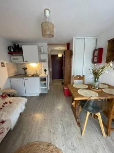 Appartements Chaleureux Studio Montagnard avec balcon : photos des chambres