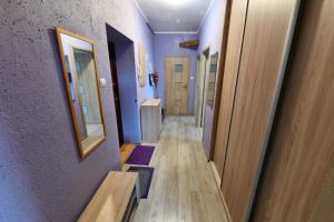 Pokój w apartamencie dwupokojowym ze współdzieloną kuchnią i łazienką