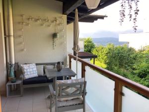 Appartment BERGE byTILLY - Ruhiges Waldrand-Refugium mit Balkon, Gartenblick & Nähe zum Wörthersee
