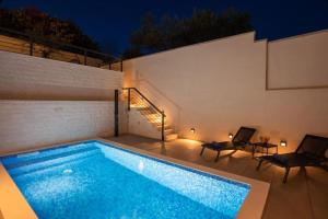 Annabel's Luxury Apartment with private pool, indoor jacuzzi with sauna 