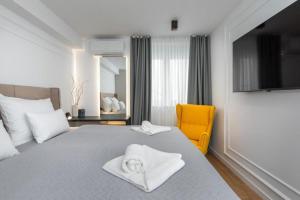 Annabel's Luxury Apartment with private pool, indoor jacuzzi with sauna 