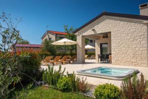 Modern villa Ursaria with pool and grill in Porec