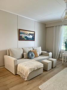 Pieni omakotitalo joen rannalla