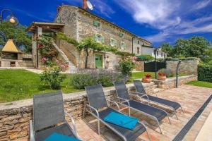 Rustic villa Casa Mazuli with pool in Groznjan