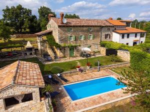 Rustic villa Casa Mazuli with pool in Groznjan