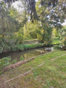 Maisons de vacances La RIVIERA maison avec riviere et jardin 35Mins de PARIS RER C a 600m pour Tour Eiffel ORLY airport 25km Restaurants et supermarches proches : photos des chambres