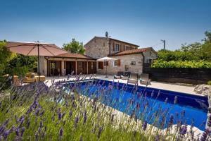 Rustic villa Nonna Lucia with pool in Groznjan