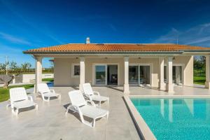 Villa Civitan with infinity pool in Novigrad 