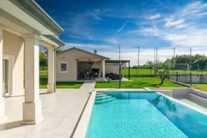 Villa Civitan with infinity pool in Novigrad 