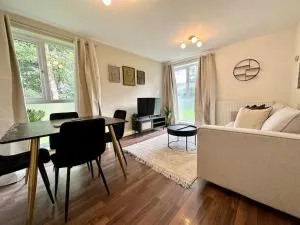 Stylish modern flat, Chapel Allerton sleeps 4 - Moortown