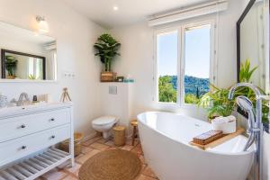 Villas VILLA DES PARFUMS VI4382 By RIVIERA HOLIDAY HOMES : photos des chambres