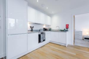 NEW! Stylish 2-bed apartment in Manchester by 53 Degrees Property - Amazing location, Ideal for Small Groups - Sleeps 4!