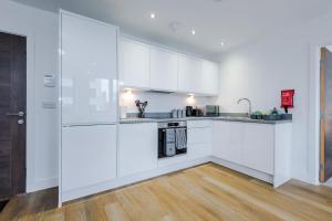 NEW! Stylish 2-bed apartment in Manchester by 53 Degrees Property - Amazing location, Ideal for Small Groups - Sleeps 4!