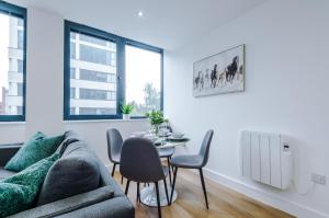 NEW! Stylish 2-bed apartment in Manchester by 53 Degrees Property - Amazing location, Ideal for Small Groups - Sleeps 4!