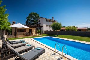 Villa Casa Bastiani with pool and grill in Buje