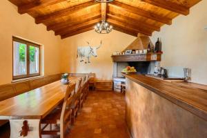 Villa Casa Bastiani with pool and grill in Buje