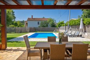 Villa Casa Bastiani with pool and grill in Buje 