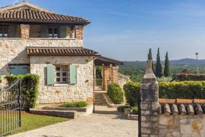 Rustic villa Amyra with pool and grill in Porec