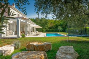 Modern villa Oliveti with pool and grill in Porec