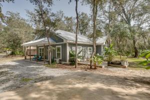 Charming Darien Hideaway with Porch, Near Downtown!
