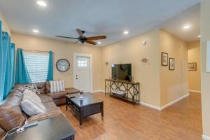 Charming Darien Hideaway with Porch, Near Downtown!