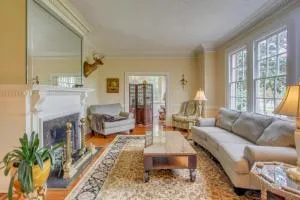 Family Laurinburg Home with Private Yard and BBQ - 兰伯顿