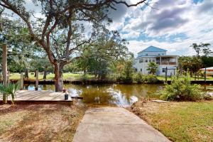 Waterfront 3BR with Boat Launch and Yard Games