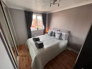 CONTRACTORS OR FAMILY HOUSE - M1 Nottingham - IKEA RETAIL PARK - CATKIN DRIVE - 2 Bed Home with Driveway, private garden, sleeps 4 - TV'S in all rooms - Marlpool