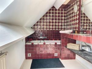 Suite de luxe avec espace salon et balnéo à la campagne