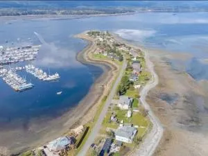 The Beach House at Deep Bay - Cumberland
