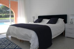 Modern 4 bedroom villa, air-conditioning, swimming pool, private gardens