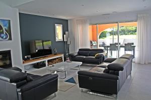 Modern 4 bedroom villa, air-conditioning, swimming pool, private gardens
