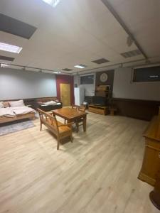 Nous Cafe & Restaurant