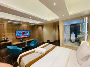Home2 Renaissance Club