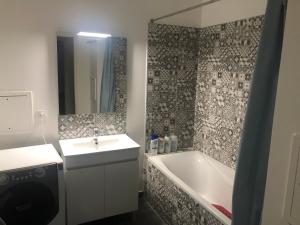 Jolie chambre à Nanterre Préfecture proche La Défense Aréna Campus SNCF et Paris