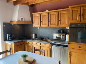 Maisons de vacances Gite REVILLE 6/7 personnes, a 900 m de la mer : Maison 3 Chambres