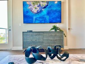 Designer Hollywood Penthouse with Private Balcony on Sunset