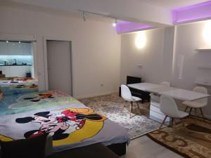 Myky Mouse nu primesc santieristi si petrecareti