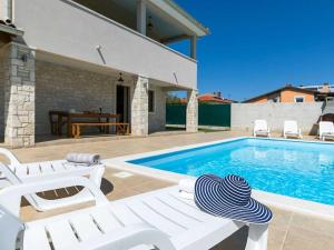 Villa Angelina with 3 bedrooms and Pool in Novigrad 
