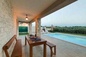 Villa Angelina with 3 bedrooms and Pool in Novigrad 