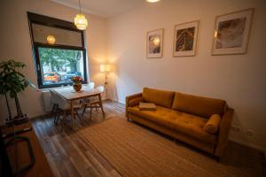 RR - Spacious Apartments - Parking - Central